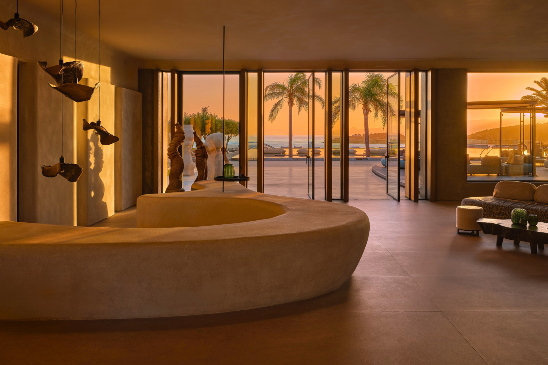 Η ρεσεψιόν του Minos Palace Resort, όπου η αρχιτεκτονική ανοίγεται προς το κρητικό τοπίο