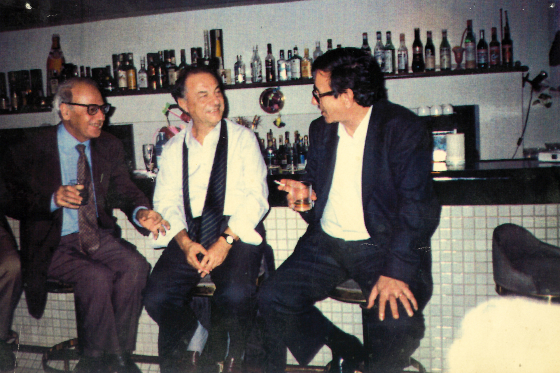 1994, με τους φίλους του και συνοδοιπόρους Σπύρο Ασδραχά και Φίλιππο Ηλιού στο Ρέθυμνο