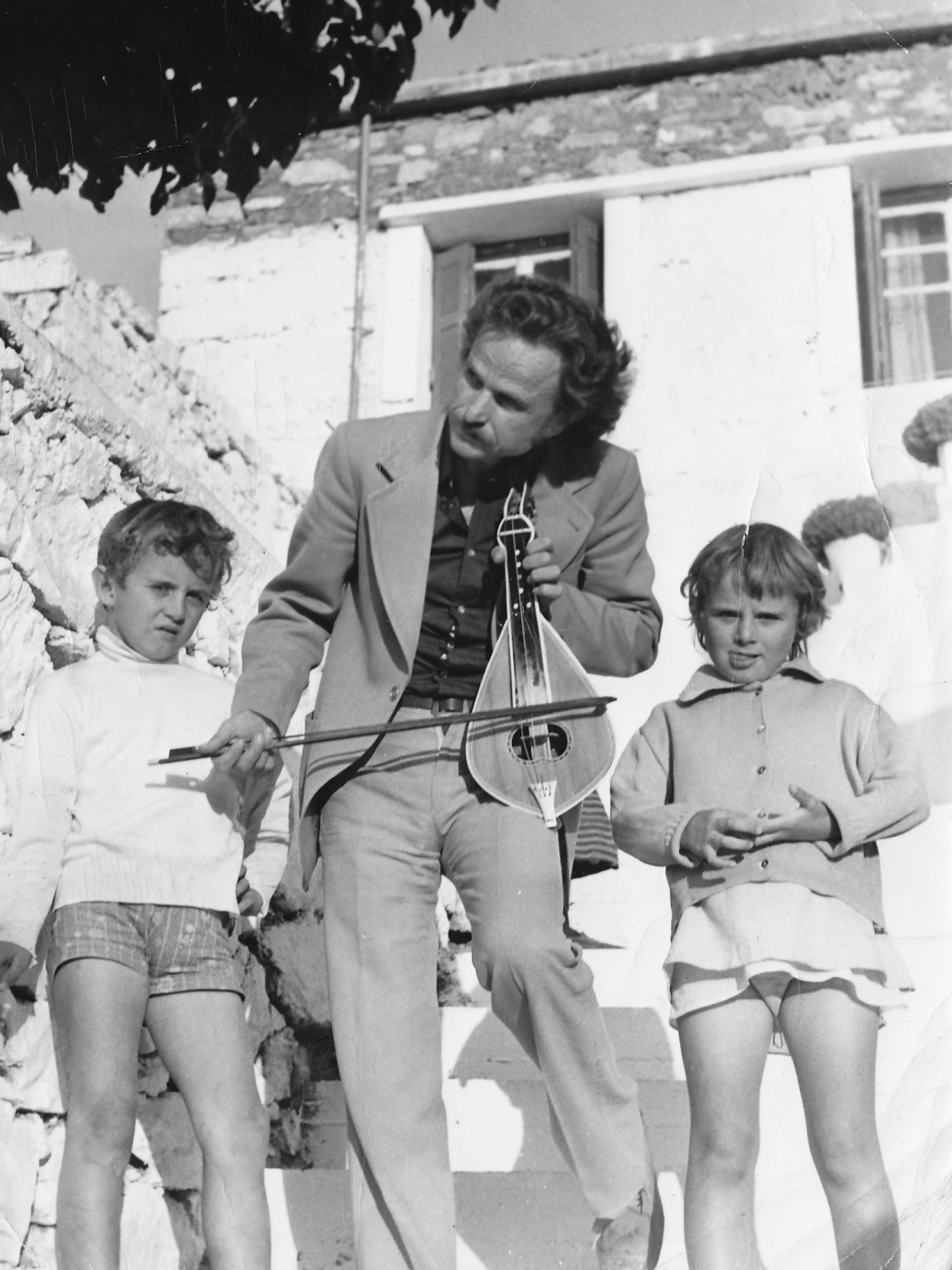 Ο Ψαραντώνης μαζί με τα δύο παιδιά του, τον Γιώργη και τη Μαρία