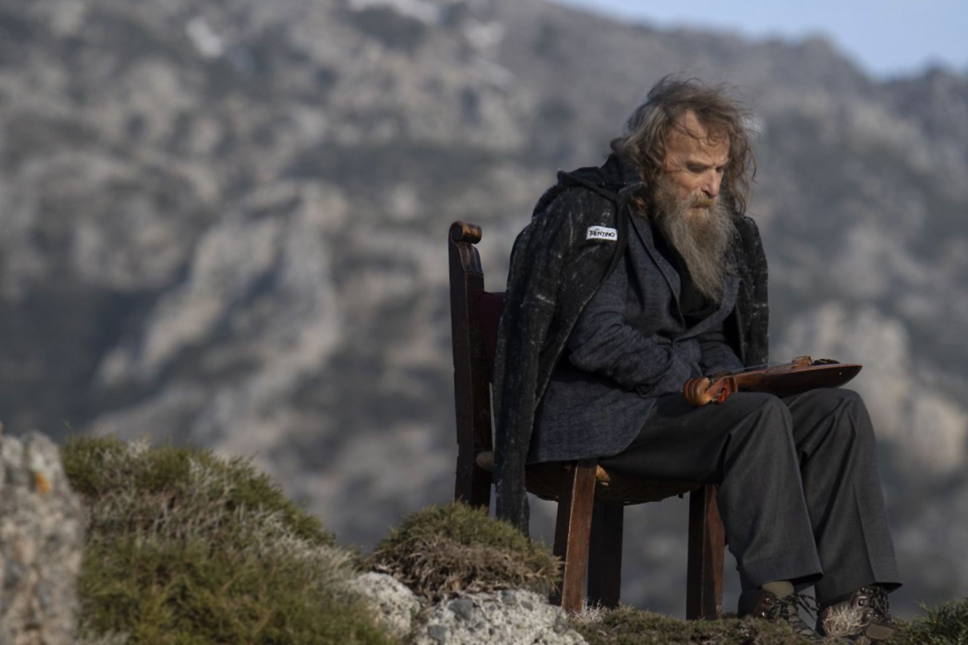 Στιγμιότυπο από τα γυρίσματα της συναυλίας του Ψαραντώνη με τον Γιώργη, τη Νίκη και τον Λάμπη Ξυλούρη στο Νερατζέ Τζαμί, στο Ωδείο Ρεθύμνου, για το Onassis Channel στο YouTube, 2022