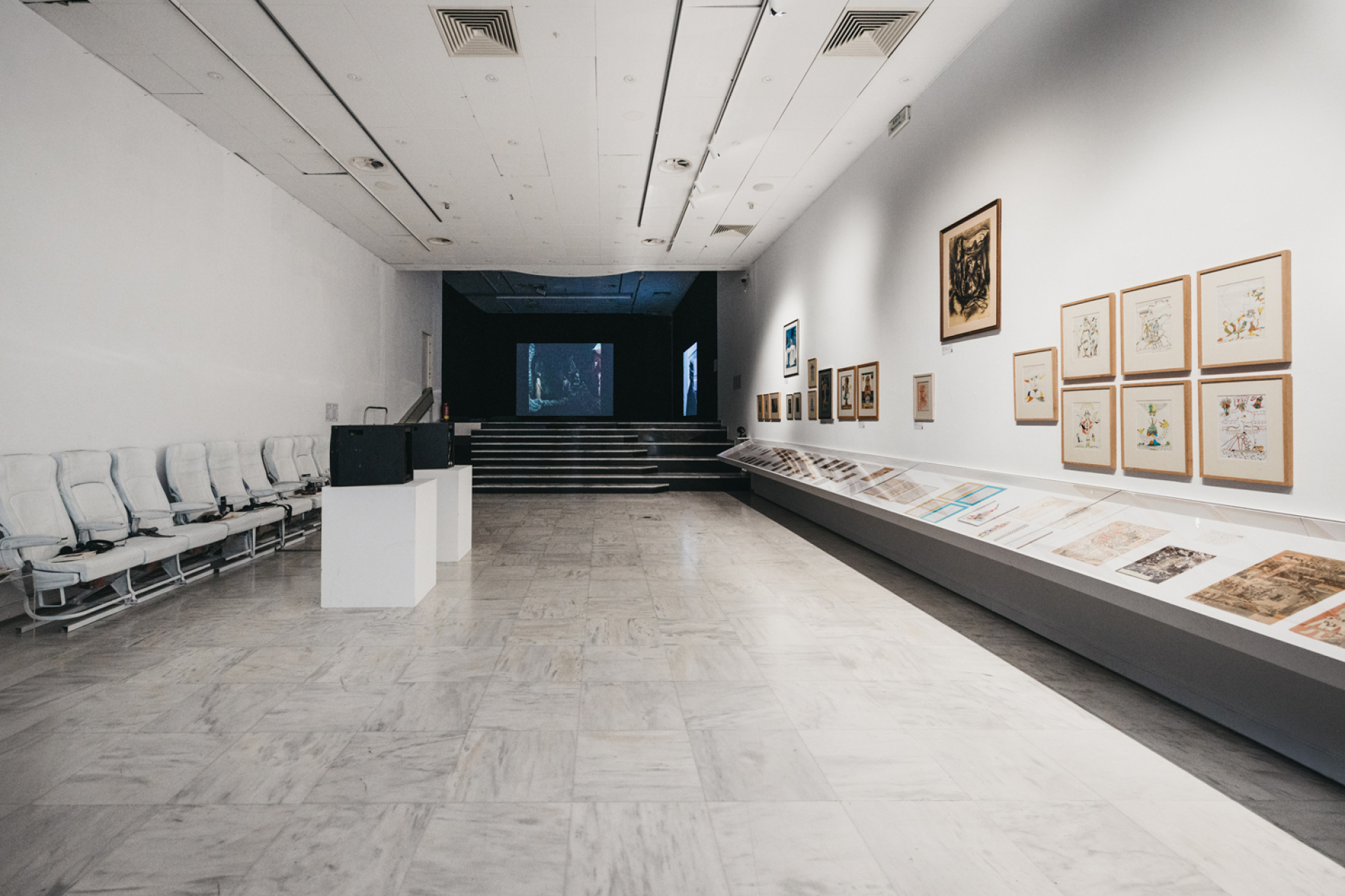 Γενική εικόνα από την εγκατάσταση στον πρώτο όροφο του Μουσειου Συγχρονης Τέχνης