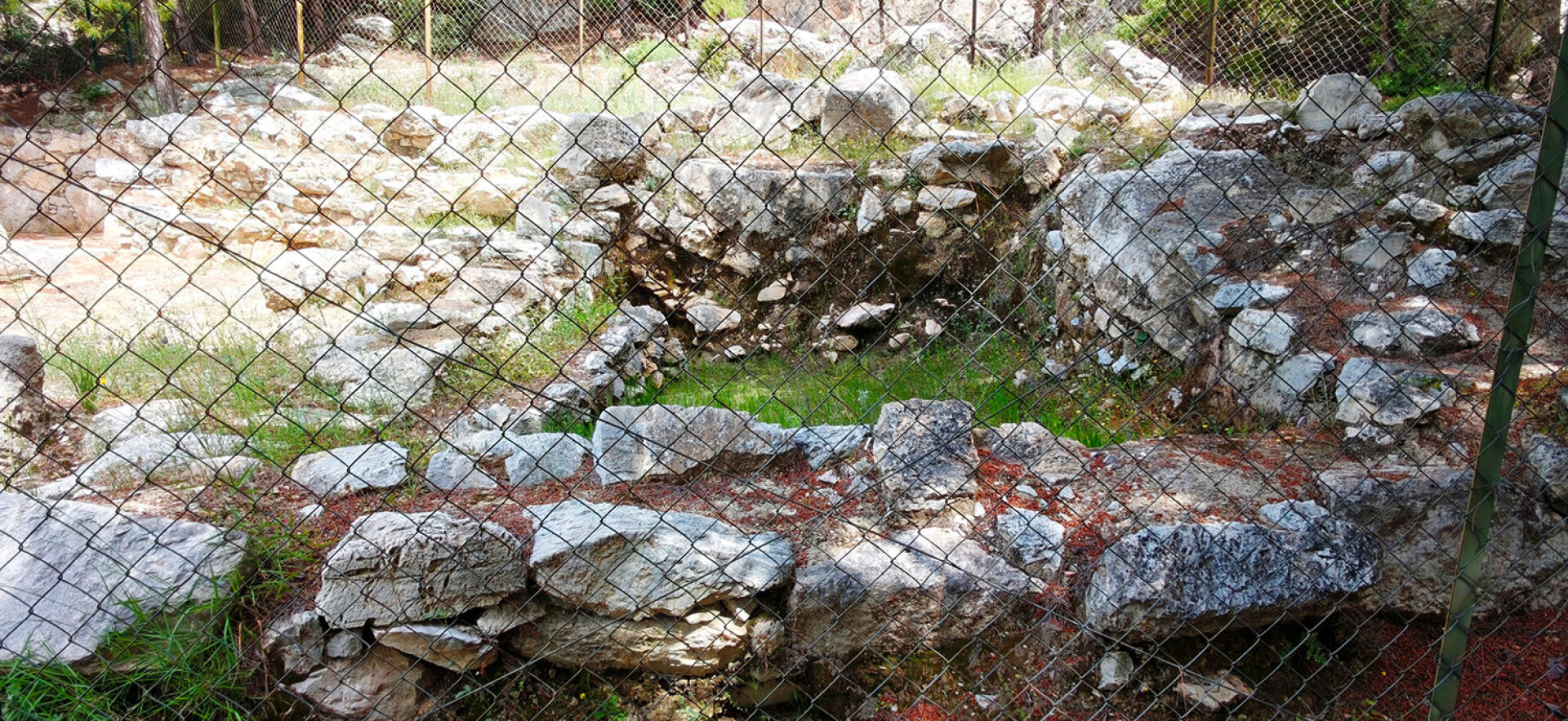 Σπήλαιο του Ευριπίδη στη Σαλαμίνα: Ιερό του Διονύσου - η δεξαμενή νερού