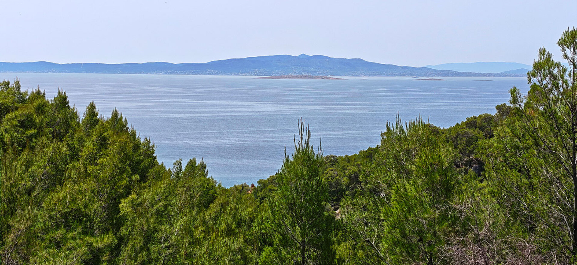 Η θέα από το άνδηρο του Σπηλαίου του Ευριπίδη
