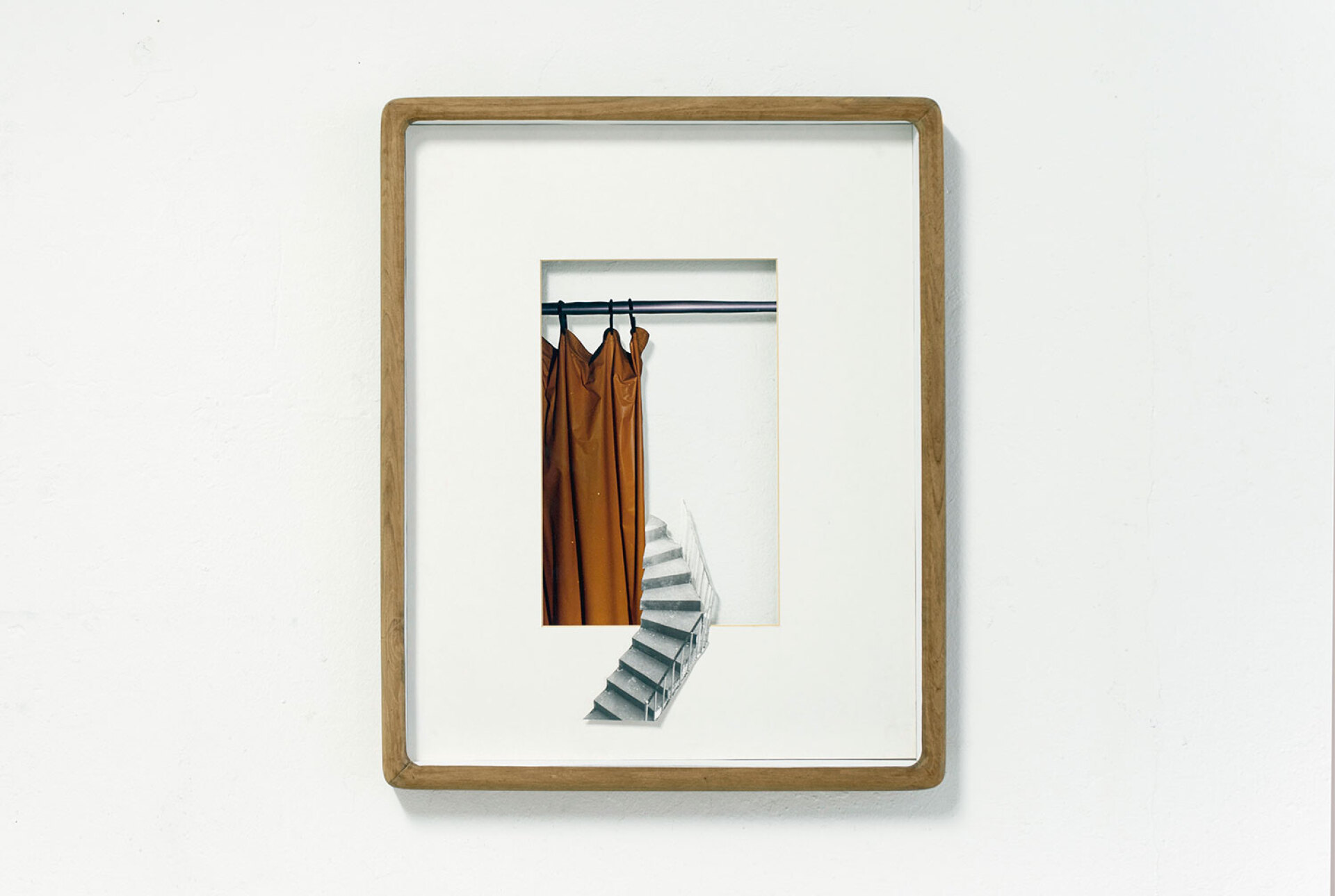 Απόλλωνας Γλύκας, Curtain, 2017, φωτογραφία, πασπαρτού και ξύλινη κορνίζα με προστασία UV