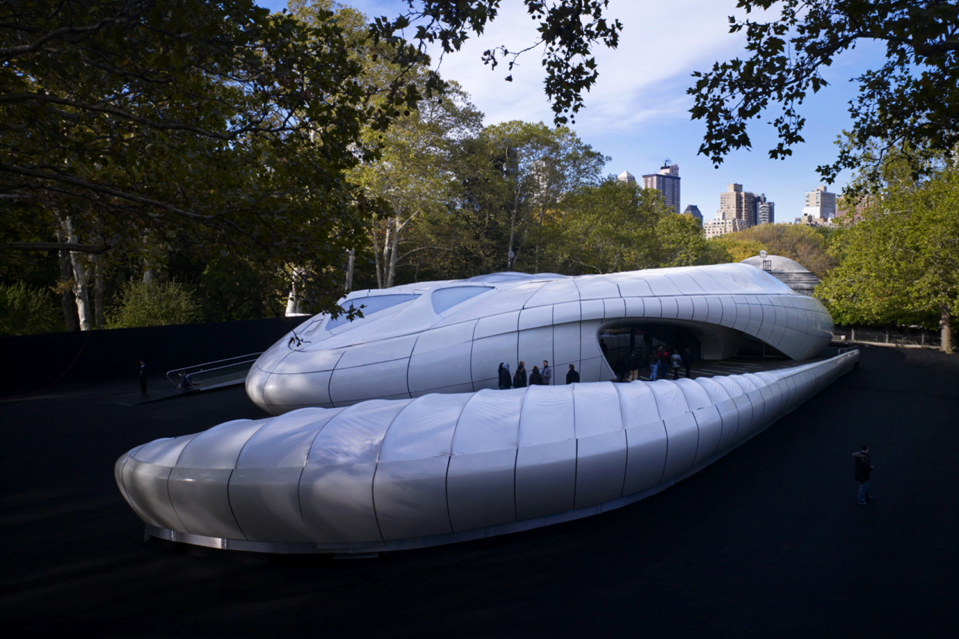 Το Chanel Mobile Art Pavilion ήταν ένα κινητό εκθεσιακό περίπτερο σύγχρονης τέχνης, σχεδιασμένο από τη Ζάχα Χαντίντ για τη Chanel το 2007 | Δημιουργήθηκε με αφορμή τα 50 χρόνια της τσάντας Chanel 2.55