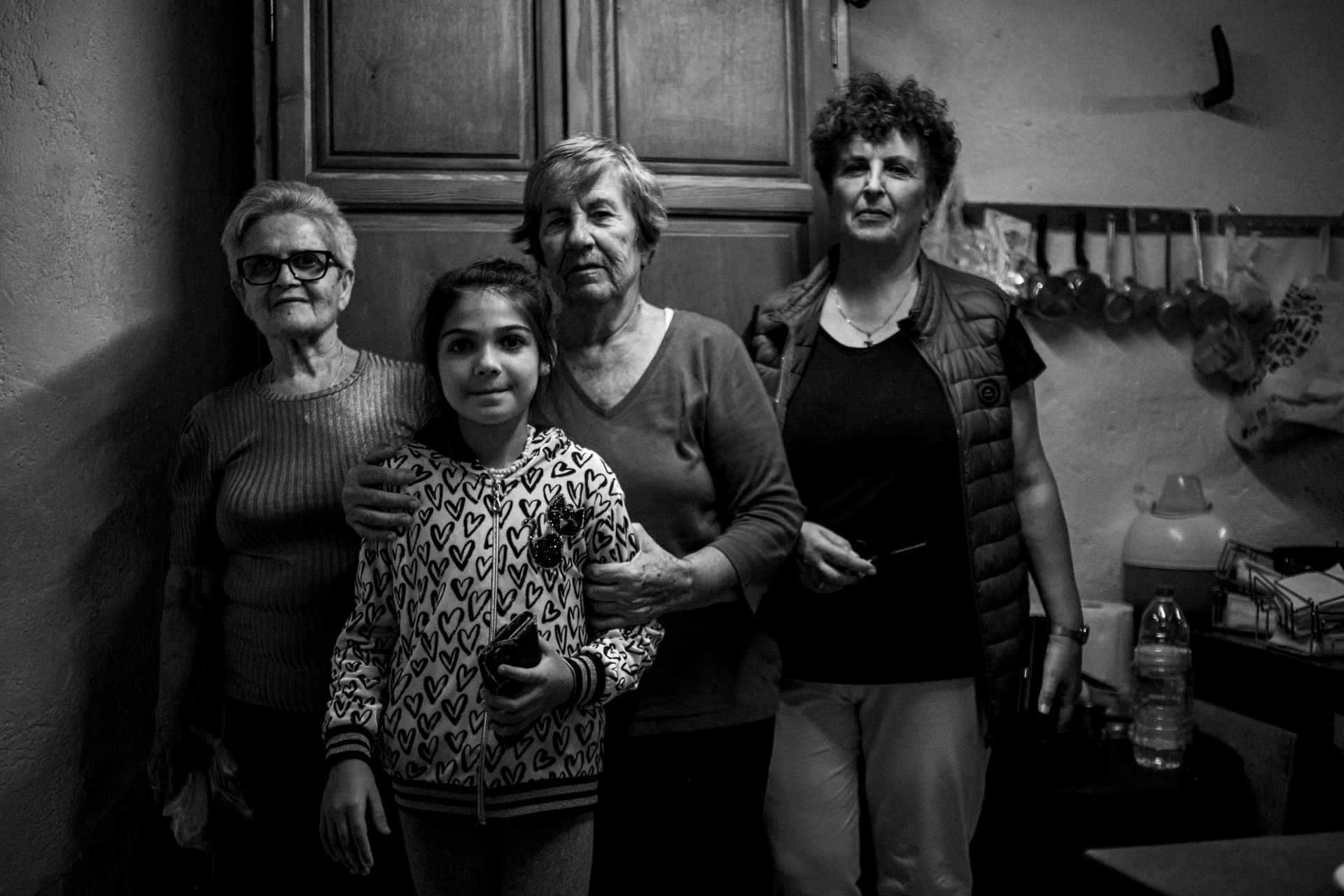 Ο φωτογράφος Τάκης Σπυρόπουλος μιλά για τις «Γενεές της Ίου», τη μνήμη, την κοινότητα και το μέλλον του νησιού.