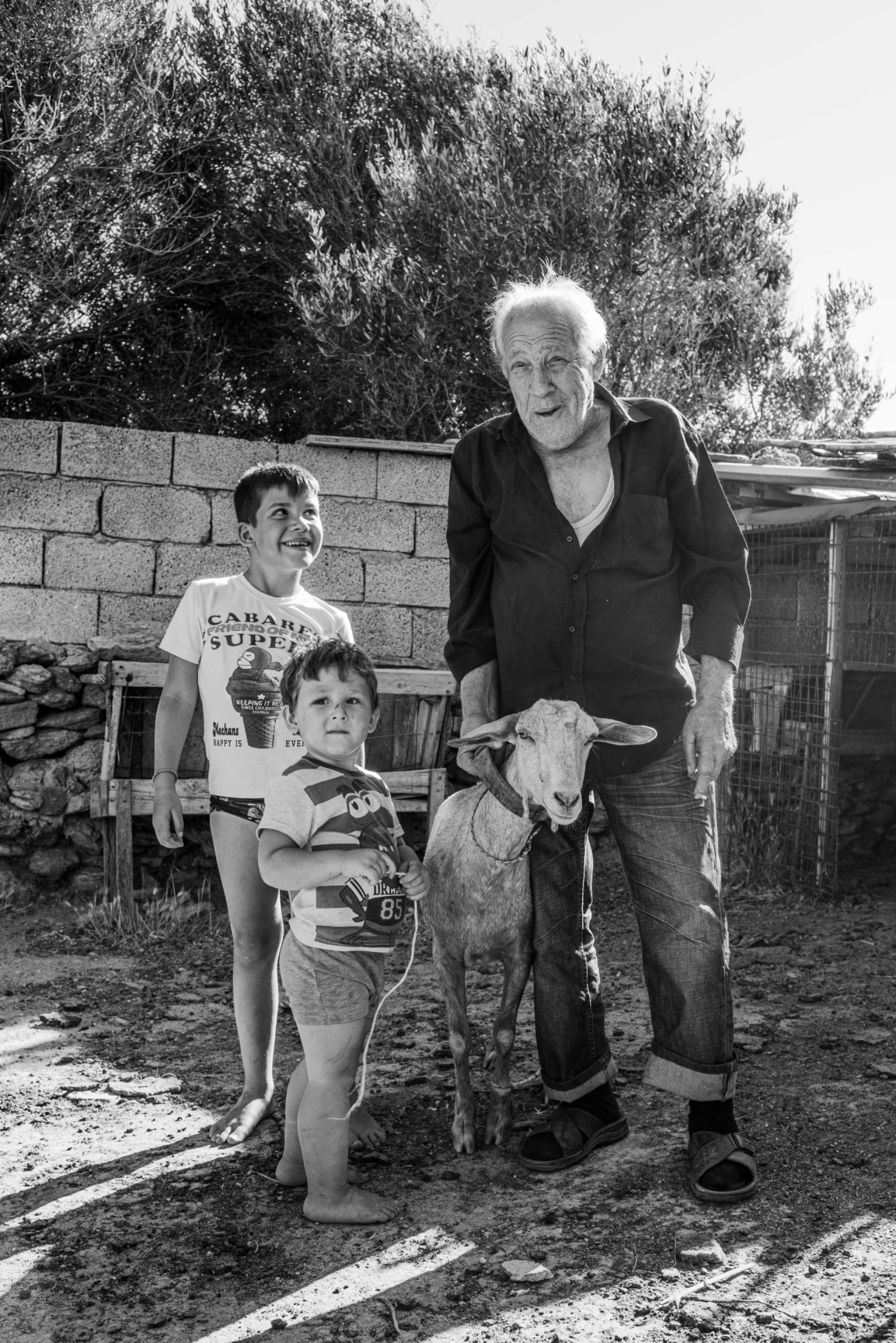 Ο φωτογράφος Τάκης Σπυρόπουλος μιλά για τις «Γενεές της Ίου», τη μνήμη, την κοινότητα και το μέλλον του νησιού.