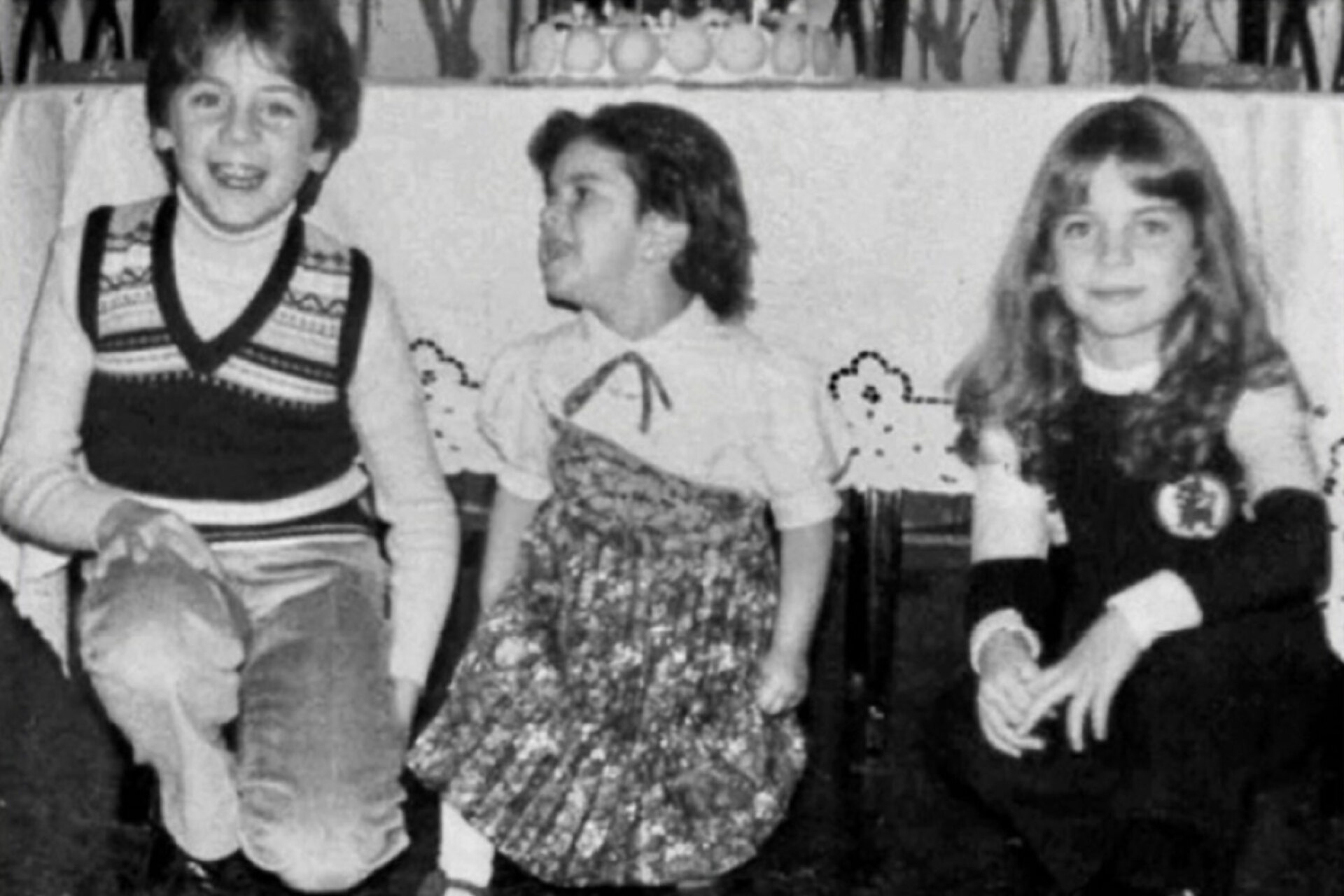 Ο Γιώργος Μαζωνάκης με τις αδελφές του, Μαρία και Βάσω, στον Πειραιά, το 1982 | Φωτογραφία από τη στήλη «Back to the Future» της ATHENS VOICE
