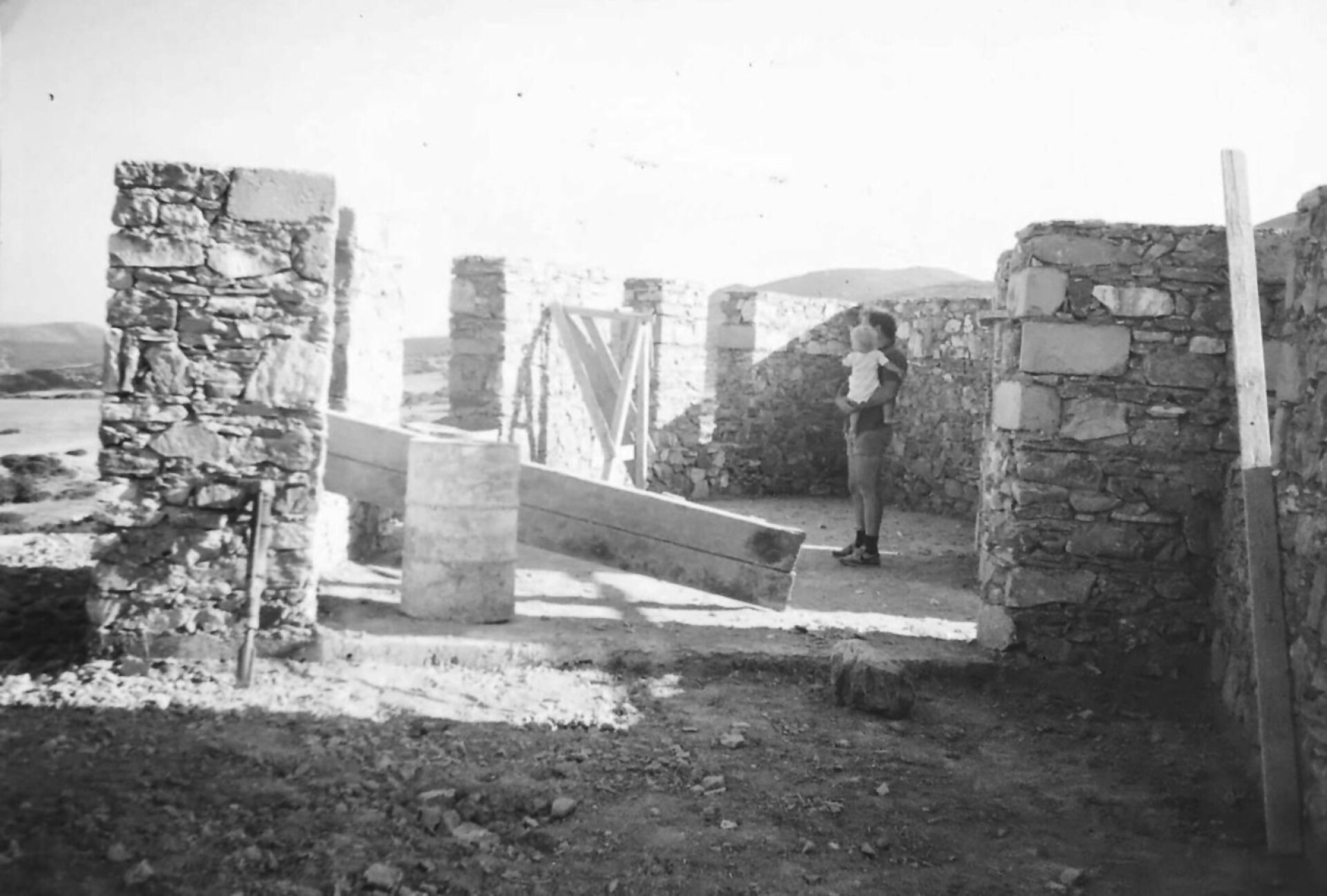 House Siotis υπό κατασκευή, Αντίπαρος, 1984