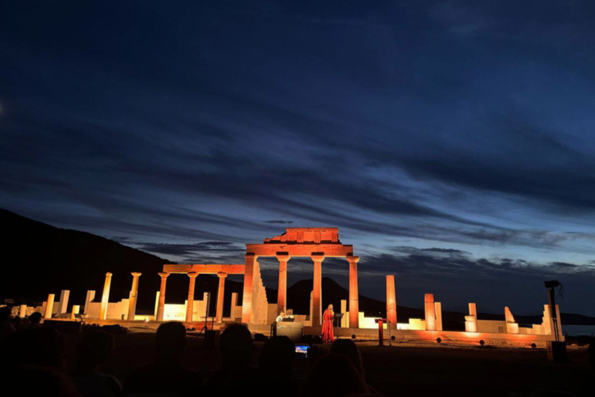 Το Δεσποτικό, απέναντι από την Αντίπαρο