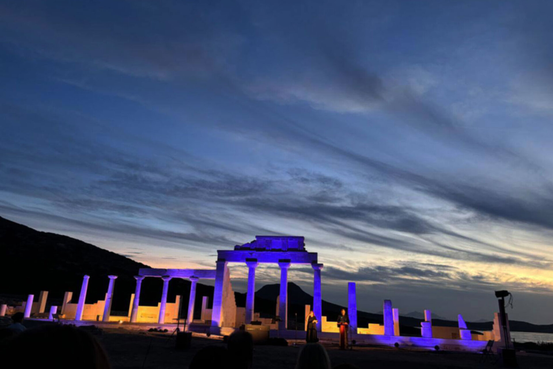 Το Δεσποτικό, απέναντι από την Αντίπαρο