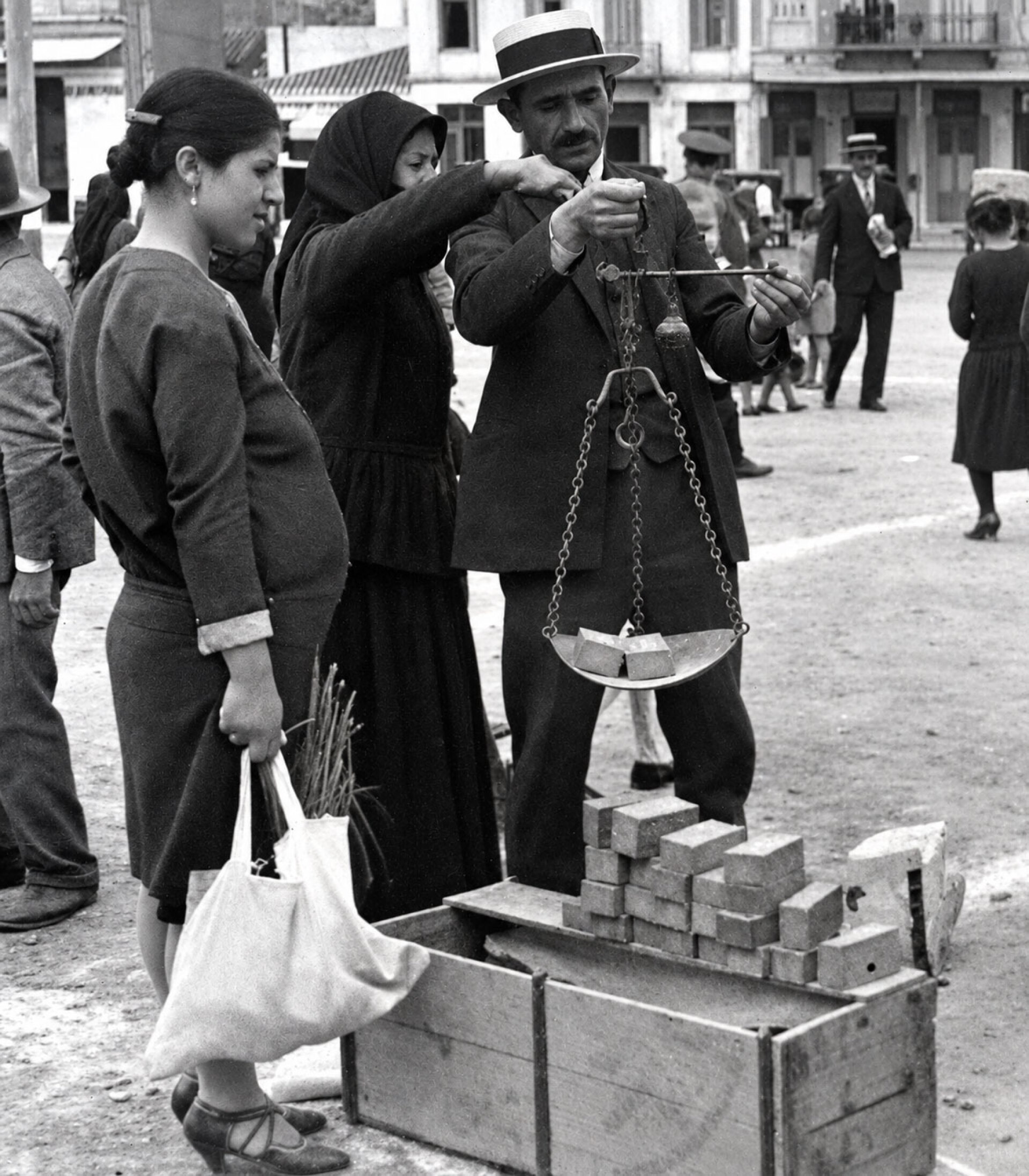 Διορισμένοι από τον Δήμο για να διασφαλίζουν τη διαφάνεια στις συναλλαγές, οι λεγόμενοι κανταρτζήδες εργάζονταν στις λαχαναγορές της Αθήνας και του Πειραιά