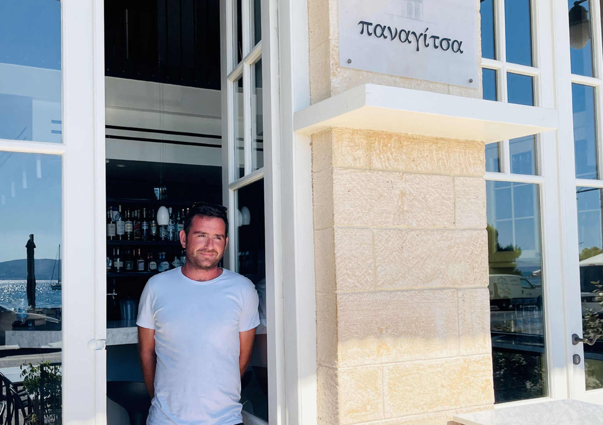 O σεφ Μάρκος Πολί έξω από το εστιατόριό του «Παναγίτσα» στην Αίγινα