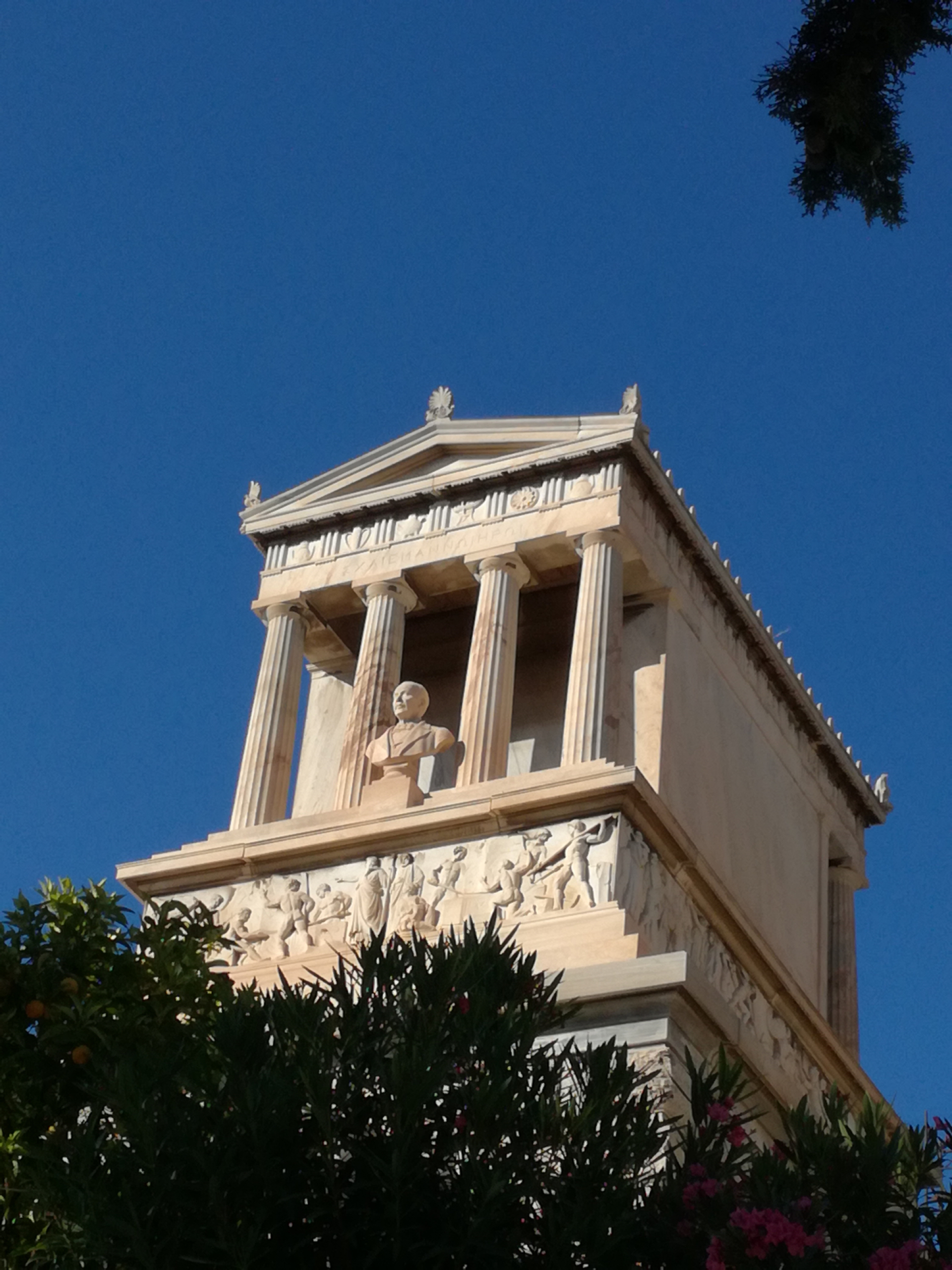 Ο τάφος του Ερρίκου Σλήμαν στο Α΄ Νεκροταφείο Αθηνών