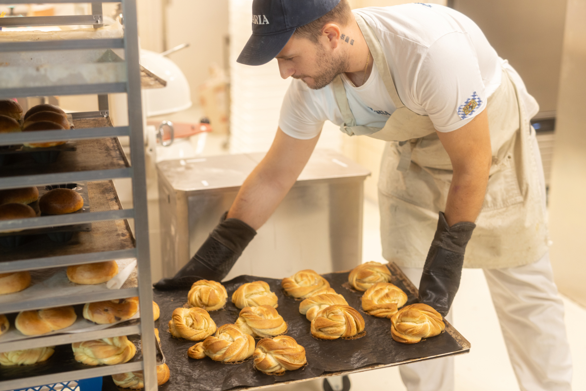 Τα αφράτα pastries μπαίνουν στον φούρνο