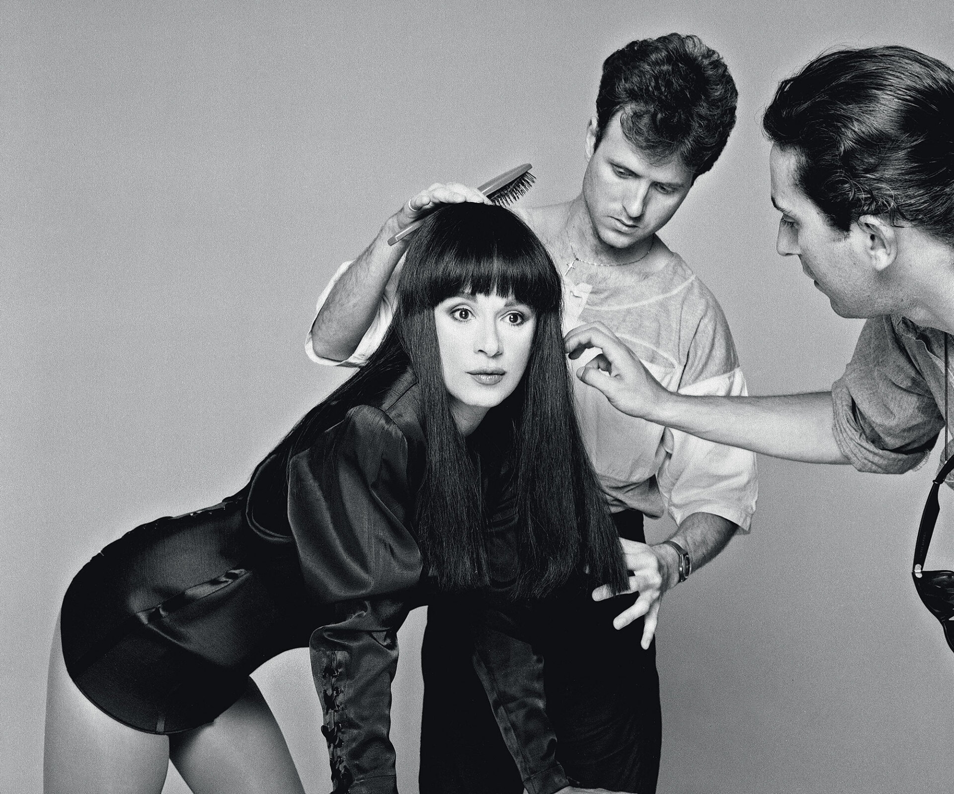 Η ιδέα να γίνει μελαχρινή η Αλίκη Βουγιουκλάκη ήταν του fashion editor Τάκη Τσαντίλη (δεξιά)