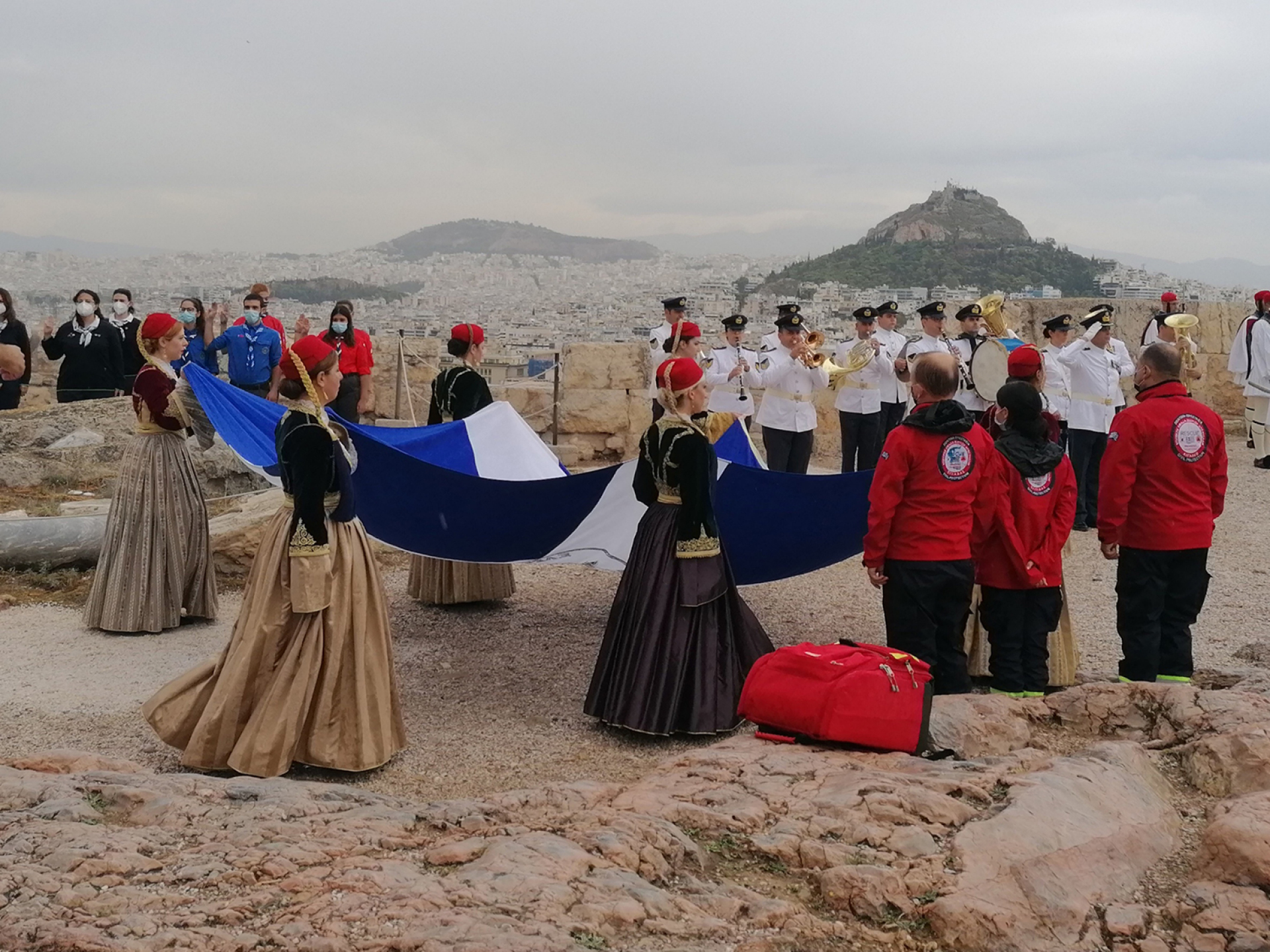 Κοπέλες από το Λύκειο των Ελληνίδων μεταφέρουν την Σημαία του Συλλόγου των Αθηνών στην Ακρόπολη.  12 Οκτωβρίου 2019