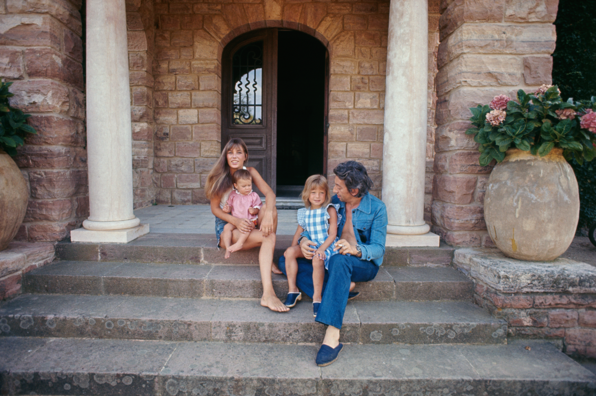 Η Jane Birkin με τον Serge Gainsbourg Κρατούν στην αγκαλιά τους, την κόρη τους Charlotte και την κόρη της Birkin, Kate Barry, ενώ κάνουν διακοπές στο Saint-Tropez © James Andanson/Sygma via Getty Images
