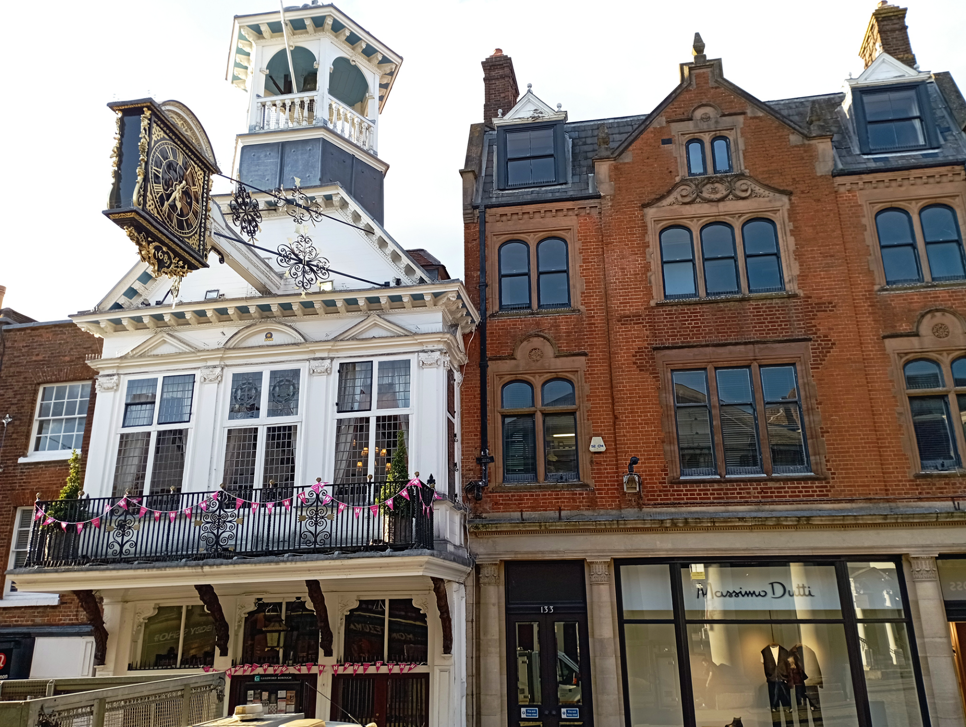 Γκίλντφορντ, μια πόλη στην Αγγλία «ούτε πολύ μικρή, ούτε πολύ μεγάλη»