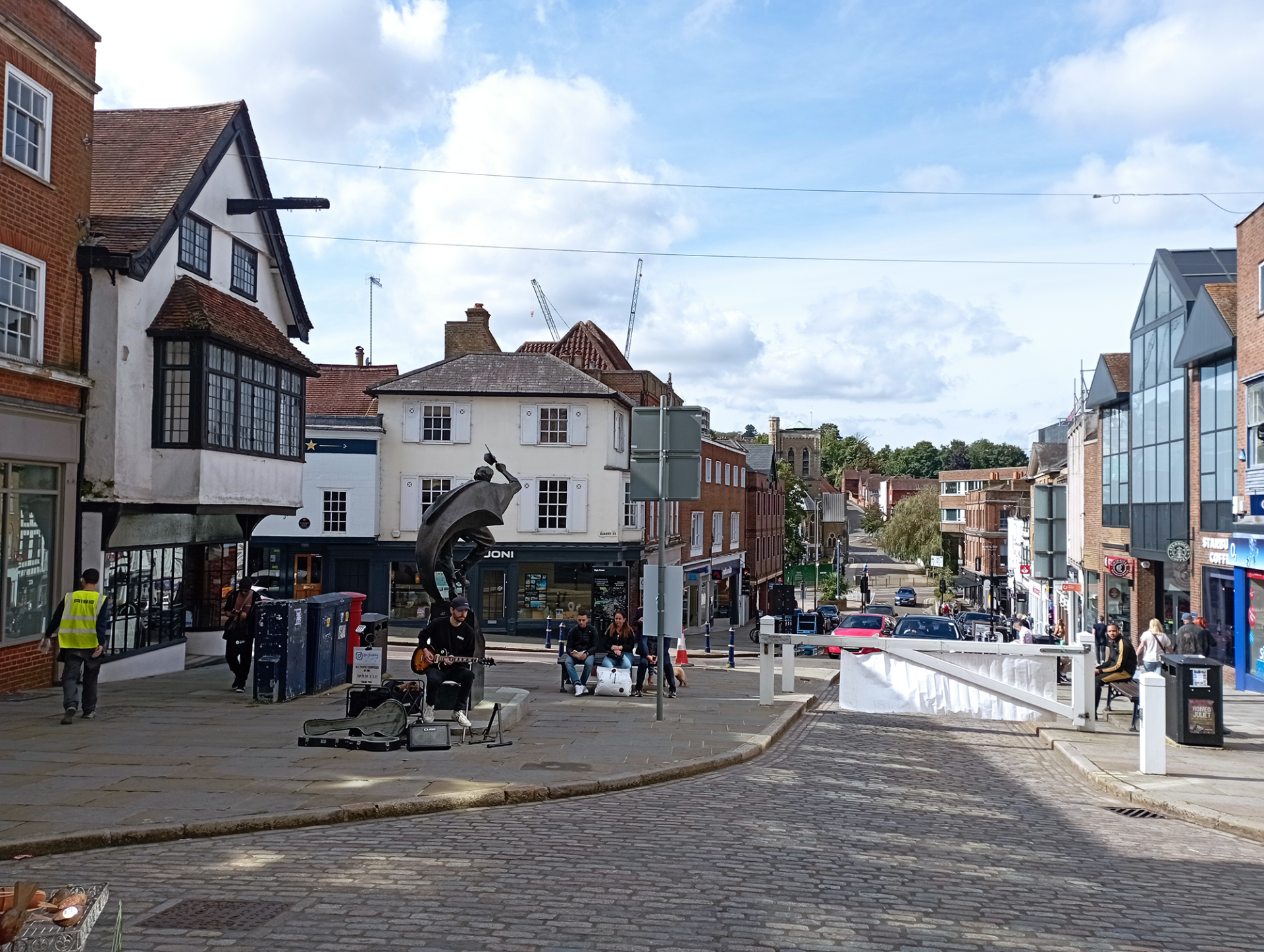 Γκίλντφορντ, μια πόλη στην Αγγλία «ούτε πολύ μικρή, ούτε πολύ μεγάλη»