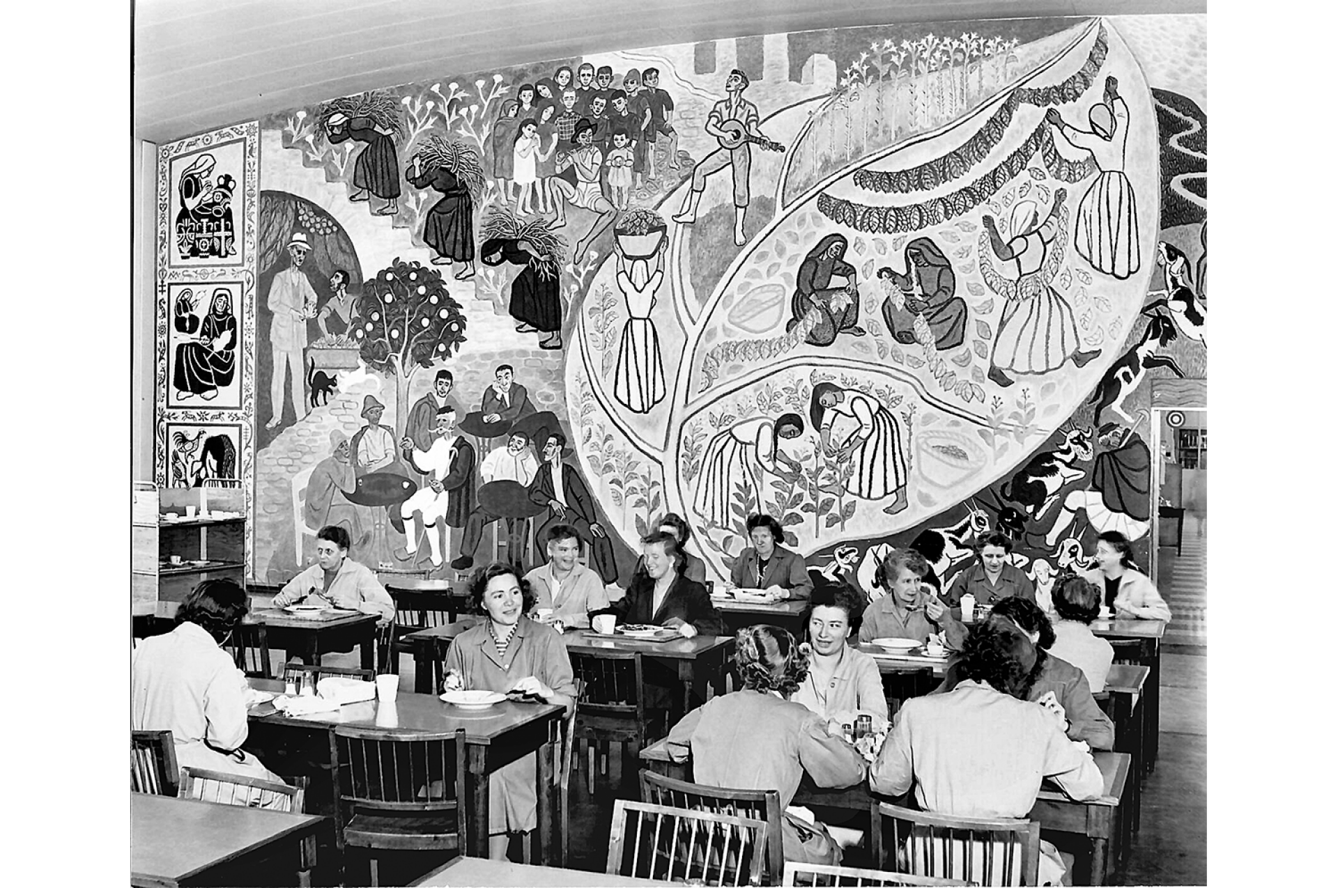 Στοκχόλμη 1947. Καπνεργάτριες του Σουηδικού Μονοπωλίου Καπνού γευματίζουν στην τραπεζαρία του κεντρικού συγκροτήματος του Μονοπωλίου, με φόντο τη νωπογραφία του Μπο Μπέσκοβ «Μια μέρα στους Παπαδάτες». Φωτογραφία Καρλ Χάινζ Χερνράιντ, Συλλογή του Μουσείου Σνους και Σπίρτων της Στοκχόλμης.