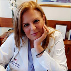 κ.Έλενα Λινάρδου, MDPhD, Παθολόγος Ογκολόγος, Διδάκτωρ Imperial College London, Διευθύντρια Δ’ Ογκολογικής Κλινικής & Πρότυπου Κέντρου Κλινικών Μελετών Metropolitan Hospital.