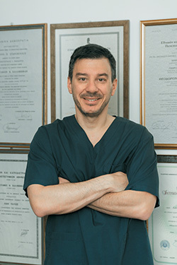 Θεόδωρος Καλαμπόκας, Χειρουργός- Μαιευτήρας-Γυναικολόγος, Επίκουρος Καθηγητής Μαιευτικής- Γυναικολογίας Ιατρικής Σχολής ανεπιστημίου Αθηνών, Β΄ Μαιευτική-Γυναικολογική Κλινική, «Αρεταίειο» Νοσοκομείο, Πιστοποιημένος Ειδικός της British Fertility Society στην Αντιμετώπιση της Υπογονιμότητας-  Εξωσωματική Γονιμοποίηση