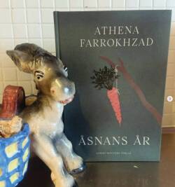 Το σουηδικό πρωτότυπο της «Χρονιάς του γαϊδάρου» και δίπλα το πορσελάνινο γαϊδουράκι της Ατένα