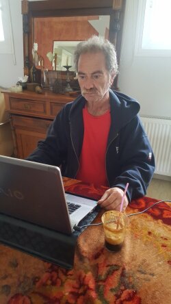 Ο συγγραφέας Γρηγόρης Αζαριάδης στο σπίτι του