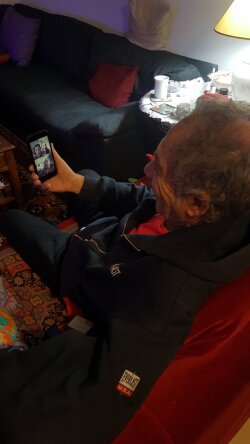 Ο συγγραφέας Γρηγόρης Αζαριάδης στο σπίτι του