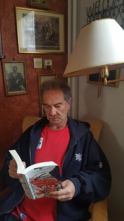 Ο συγγραφέας Γρηγόρης Αζαριάδης στο σπίτι του