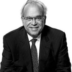 O Dr. David Khayat, καθηγητής Ογκολογίας  στο Πανεπιστήμιο Πιέρ και Μαρί Κιουρί (UPMC), στο Παρίσι, και πρώην πρόεδρος του Εθνικού Αντικαρκινικού Ινστιτούτου της Γαλλίας