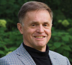 O κ. David T. Sweanor J.D.,  πρόεδρος του Κέντρου Δικαίου Υγείας, Πολιτικής Υγείας και Δεοντολογίας και επίκουρος καθηγητής Νομικής στο Πανεπιστήμιο της Οττάβας