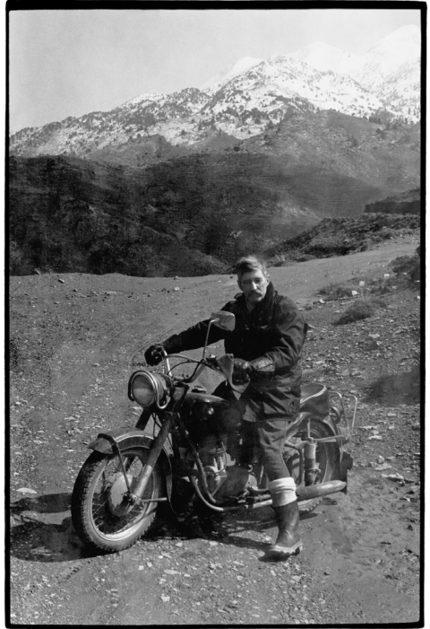 Ο John Craxton στα Λευκά Όρη της Κρήτης, 1984. Φωτογραφία του Nicholas Moore