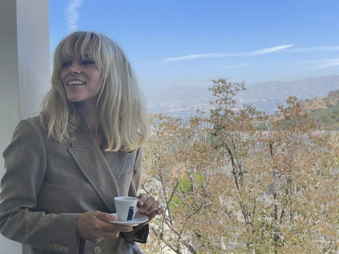 Συνέντευξη: Η αμερικανίδα φωτογράφος Alex Prager μιλάει για τις 12 εικόνες του νέου ημερολογίου της Lavazza με τίτλο «YES! We 're Open»