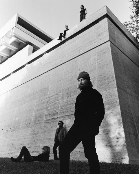 Συνέντευξη The Black Angels: Ο τραγουδιστής του psychedelic rock συγκροτήματος, Alex Maas, μιλάει στην ATHENS VOICE για το νέο άλμπουμ «Wilderness Of Mirrors», τη μουσική και τη ζωή του