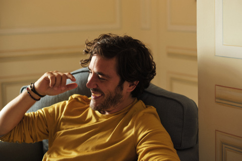 O Jack Savoretti μιλάει στην ATHENS VOICE, πριν τις συναυλίες του σε Αθήνα και Θεσσαλονίκη, για τη μεγάλη επιτυχία του άλμπουμ «Europiana», τη μουσική και τη ζωή του. 