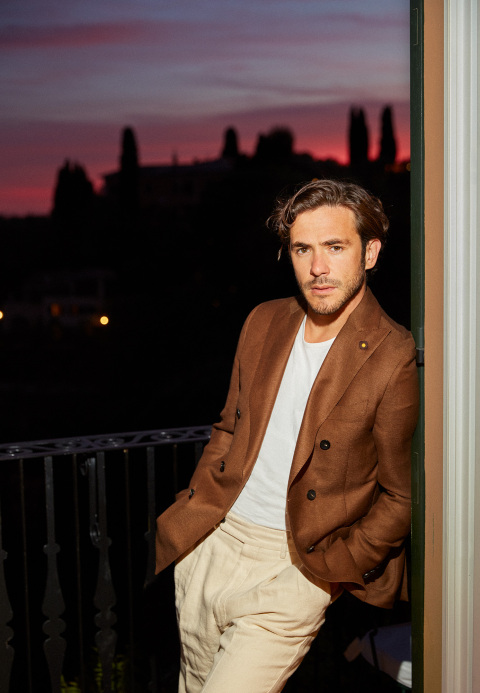 O Jack Savoretti μιλάει στην ATHENS VOICE, πριν τις συναυλίες του σε Αθήνα και Θεσσαλονίκη, για τη μεγάλη επιτυχία του άλμπουμ «Europiana», τη μουσική και τη ζωή του. 