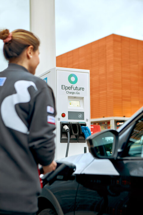 Γυναίκα βάζει βενζίνη σε αυτοκίνητο