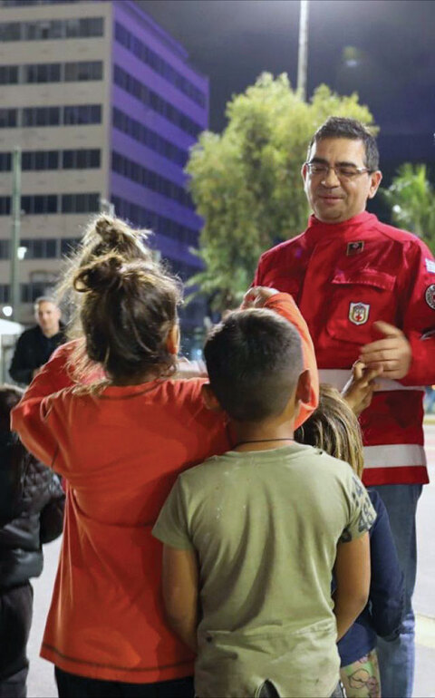 Ο Γίωργος Σταμάτης με παιδιά Ρομά. 