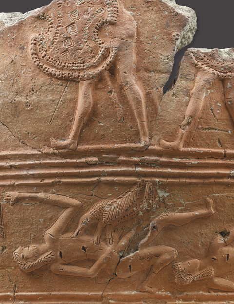 Τμήμα ανάγλυφου πίθου που είχε χρησιμοποιηθεί ως επένδυση πηγαδιού σε μεταγενέστερους χρόνους. Σώζονται δύο ζώνες διακοσμημένες. Στην επάνω ζώνη εικονίζεται σκηνή μάχης, ενώ στην κάτω αρπακτικά πουλιά σπαράσσουν πτώματα. Μουσείο Ερέτριας, αρχές του 7ου αι. π.Χ