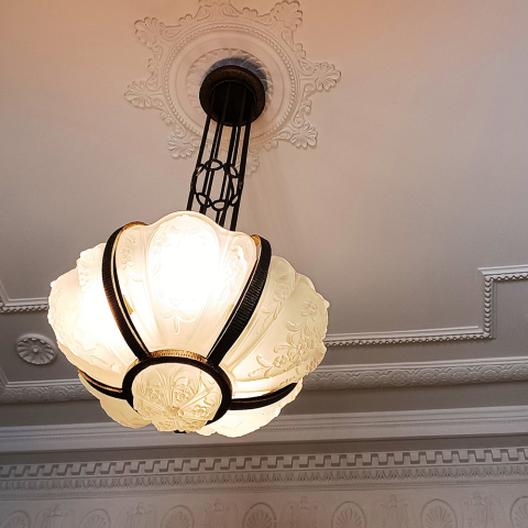 Γκαλερί Gagosian - Φωτιστικό art deco στον χώρο υποδοχής