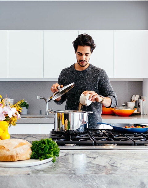 Ένας άντρας μαγειρεύει. 