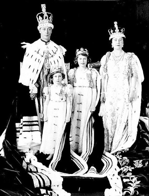 Οικογενειακή φωτογραφία από τη Στέψη του Βασιλιά Γεωργίου VI. Δίπλα του η σύζυγός του Βασίλισσα Ελισάβετ και οι κόρες τους Πριγκίπισσα Ελισάβετ ΙΙ και πριγκίπισσα Μαργαρίτα