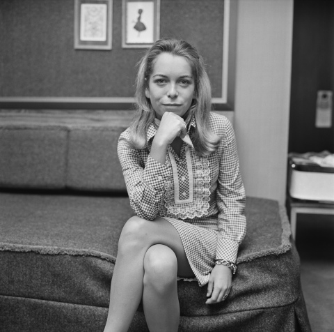 Συνέντευξη: Η Λάρα Ταμπακοπούλου, κόρη της Joanna Harcourt-Smith, μιλάει για την κληρονομιά της μητέρας της, τις ψυχεδελικές θεραπείας και τη ζωή της.