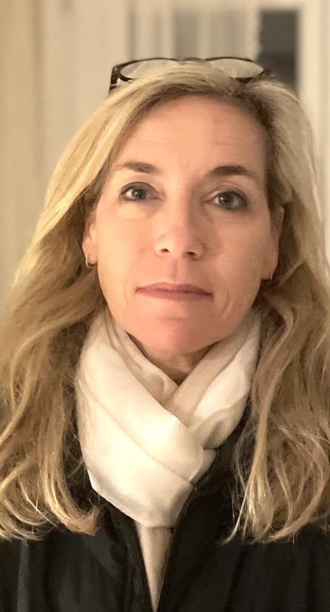 Συνέντευξη: Η Λάρα Ταμπακοπούλου, κόρη της Joanna Harcourt-Smith, μιλάει για την κληρονομιά της μητέρας της, τις ψυχεδελικές θεραπείας και τη ζωή της.