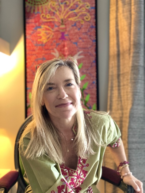 Συνέντευξη: Η Λάρα Ταμπακοπούλου, κόρη της Joanna Harcourt-Smith, μιλάει για την κληρονομιά της μητέρας της, τις ψυχεδελικές θεραπείας και τη ζωή της.