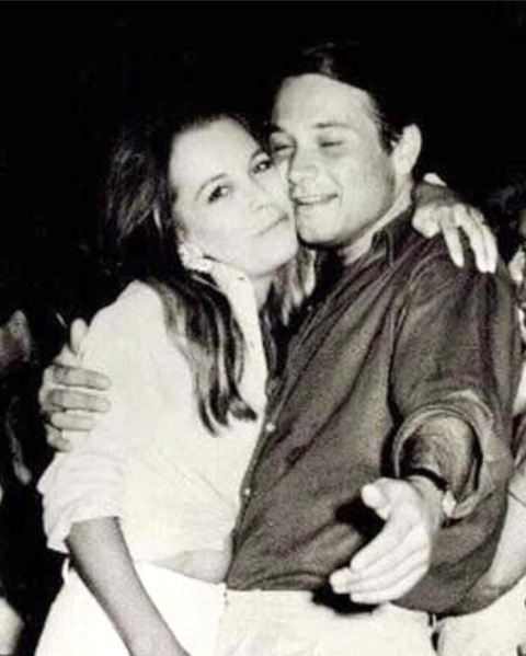 Συνέντευξη: Η Λάρα Ταμπακοπούλου, κόρη της Joanna Harcourt-Smith, μιλάει για την κληρονομιά της μητέρας της, τις ψυχεδελικές θεραπείας και τη ζωή της.