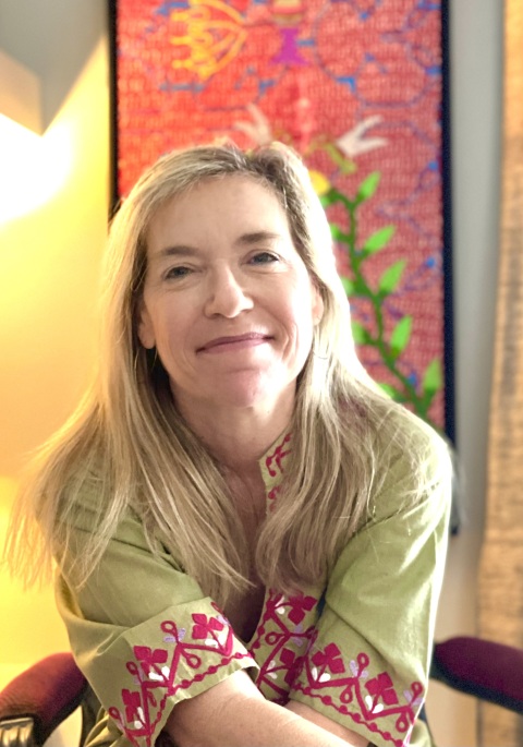 Συνέντευξη: Η Λάρα Ταμπακοπούλου, κόρη της Joanna Harcourt-Smith, μιλάει για την κληρονομιά της μητέρας της, τις ψυχεδελικές θεραπείας και τη ζωή της.