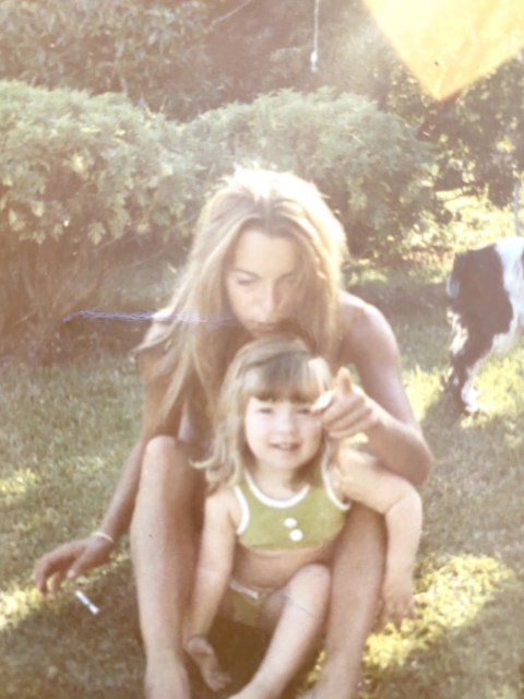 Συνέντευξη: Η Λάρα Ταμπακοπούλου, κόρη της Joanna Harcourt-Smith, μιλάει για την κληρονομιά της μητέρας της, τις ψυχεδελικές θεραπείας και τη ζωή της.